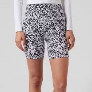 Athleta Salutation Stash Pocket II 7" shorts Small